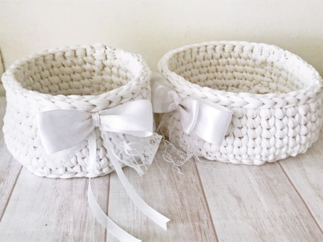 סלסלה סרוגה, סלסלה, סלסלה סרוג בטריקו, סלסלה לשידת החתלה, סלסלות סרוגות, סלסלות לשידת החתלה, סט של שתי סלסלות סרוגות, סט סלסלות, סלסלה עגולה, סלסלה עגולה סרוגה, סלסלה לחדר תינוקות, עיצוב חדרי ילדים, חדרי תינוקות, איחסון בחדר תינוק, סלסלה לשידת החתלה, סט סלסלות, סט סלסלות עגולות, סלסלות איחסון עגולות, 