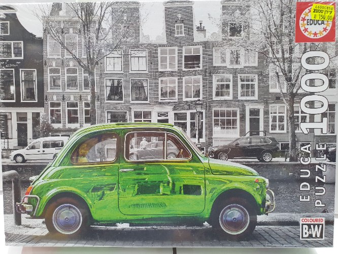 פאזל 1000 חלקים מכונית ירוקה על רקע בניינים בשחור לבן