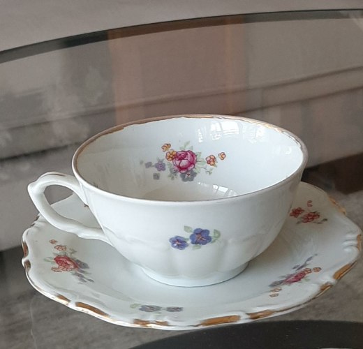 ספלי תה וצלוחיות וינטג' מפורצלן מעוטר בפרחים, 3 ספלים ו-3 צלחות, בעיטור קסום. המחיר הוא לכל הסט