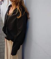 חולצת כיווץ שחורה