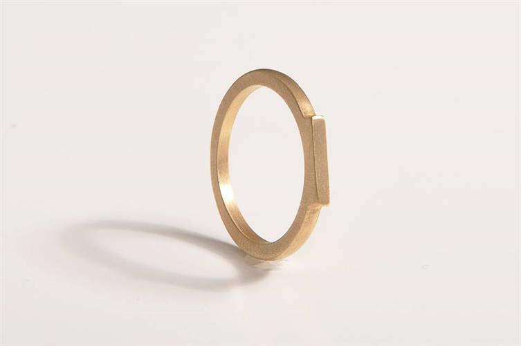 טבעת מעוצבת  עם חריטה בכסף או בציפוי זהב