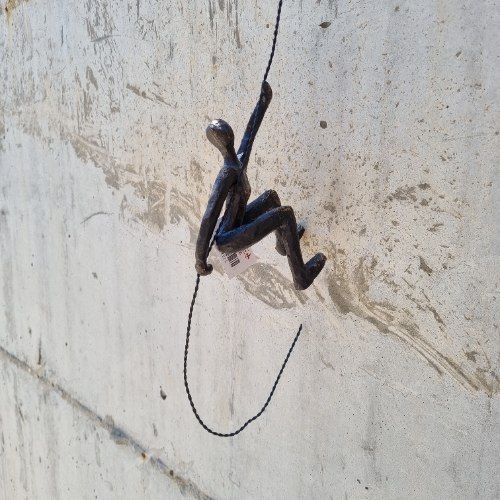 פסל פורצלן איש מטפס קטן