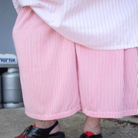מכנסיים מדגם קרן עם הדפס פסים בצבע ורוד פוקסיה על רקע לבן