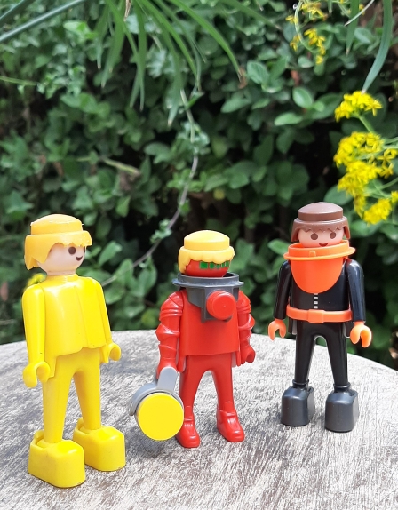 פליימוביל, 3 דמויות מגוונות, חייזר, צוללן עם משקולות ברגליים (1993) ואיש אחד צהוב עם נעלי ירח (1974), המחיר לכל מה שבתמונה ונמכרים as is