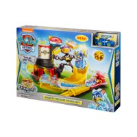 מסלול מכוניות עם מגדל גבוה מפרץ ההרפתקאות