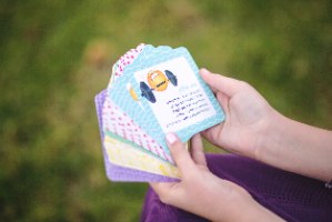 קלפי "סמיילי" + הספר "שירת הבורא"