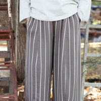 מכנסיים מדגם טרי מבד ויסקוזה עם דוגמה של פסים בצבע חום ושמנת
