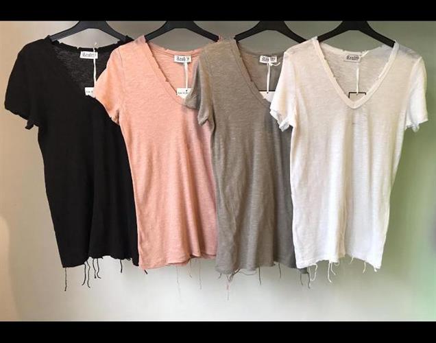 טישרט V גזור REALITY