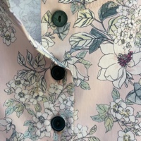 שמלה/גלבייה מדגם גליה עם הדפס של פרחים על רקע בצבע ורוד בהיר