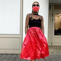 חצאית NYLON אדומה + מסכת NYLON אדומה מתנה