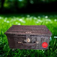 מזוודת פיקניק חומה קטנה