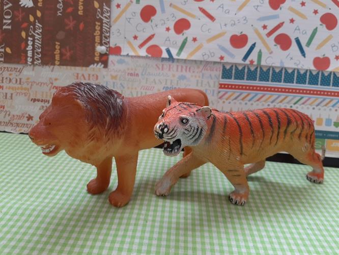 אריה ונמר מפלסטיק