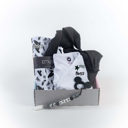 מתנה ליולדת- Bunny Baby- שמיכה, בגד גוף עם שם התינוק, שמיכי ארנב ומחזיק מוצץ-נשכן.