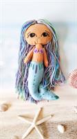 בובת בת ים עם סנפיר תכלת ושיער תכלת וסגול