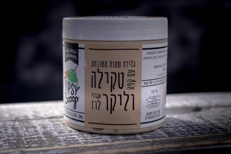 גלידת שמנת משובחת עם קפה, טקילה וליקר אגוזי לוז