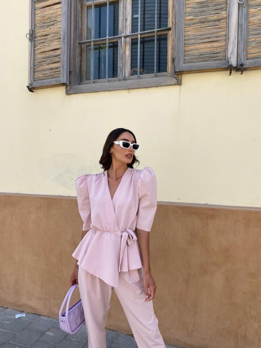 חליפת ויקי ורוד