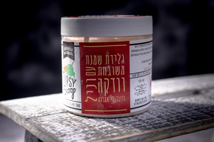 גלידת שמנת משובחת עם וודקה, וניל ודובדבני אמרנה