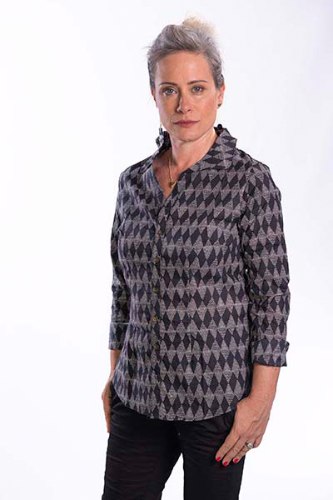 חולצת כפתורים וצווארון שחור