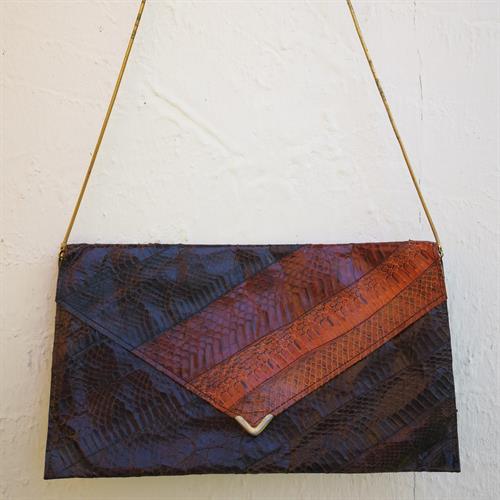 תיק מעטפה שאני חושדת שהוא מעור נחש !!