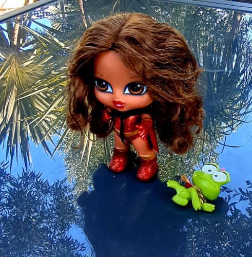 בובת בייבי בראץ גיבורת על עם חבר צפרדע