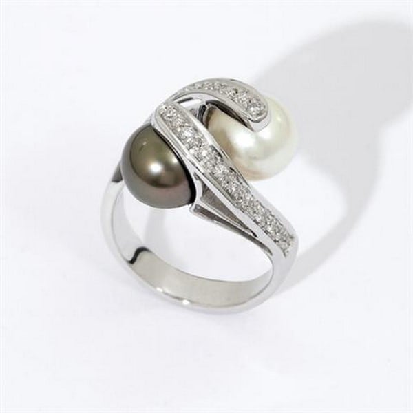 טבעת פנינת טהיטי ופנינה לבנה משובצת יהלומים