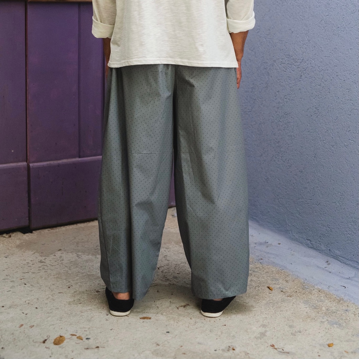 מכנסיים מדגם מיכאלה בצבע אפור עם דוגמה של נקודות קטנטנות בצבע שחור - זוג אחרון במידה 16