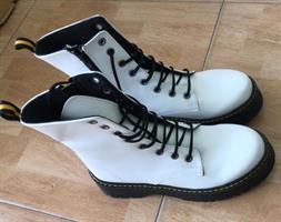 מגפון young טרקטור בצבע לבן