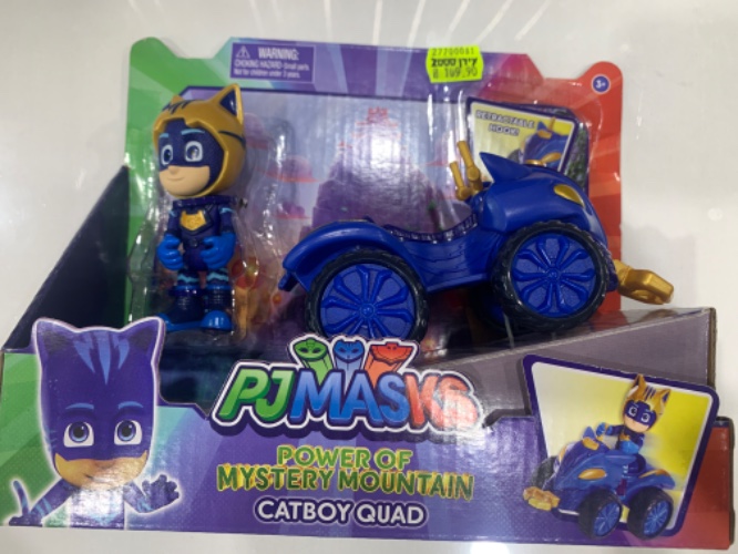 ילד חתול עם רכב