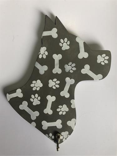 מחזיק מפתחות בצורת ראש של כלב עם עצמות