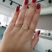 טבעת חותם עגולה מזהב עם לב זרקונים