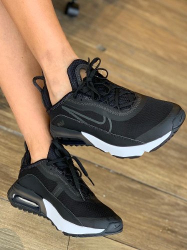 נעלי נשים NIKE AIR MAX 2090 צבע שחור/לבן