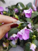 טבעת זהב לבן 14 קראט בצורת פרח משובצת יהלומים 0.25 קראט