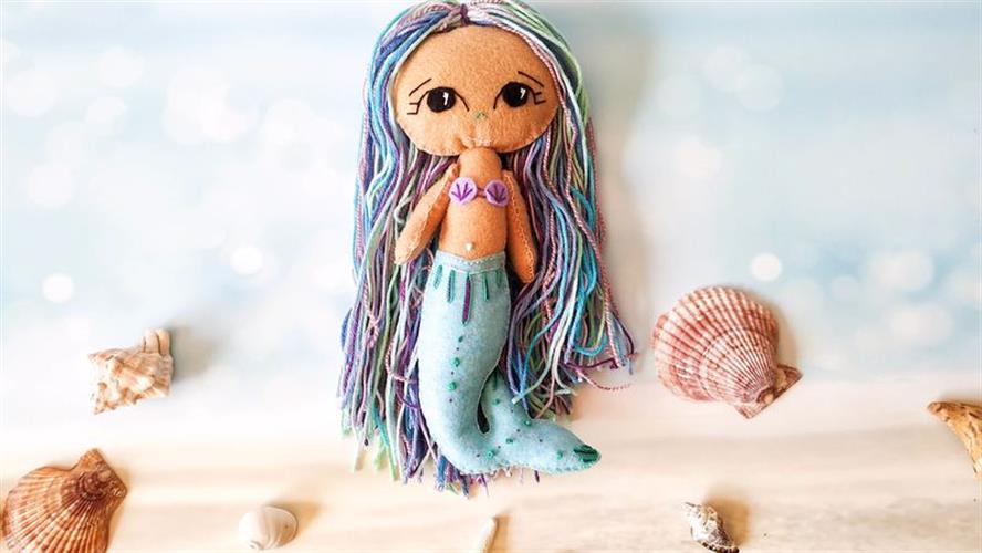 בובת בת ים עם סנפיר תכלת ושיער תכלת וסגול