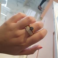 טבעת זהב 14 קרט משובצת יהלום שחור 2 קראט ויהלומים לבנים 1.1 קראט