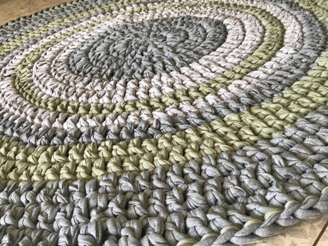 שטיח סרוג בגווני אפור וגוון אבוקדו מעושן למראה קלאסי ייחודי ומשתלב