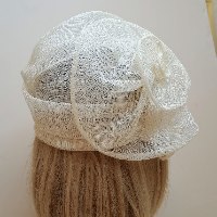 כובע מעוצב אלגנטי/ לבן