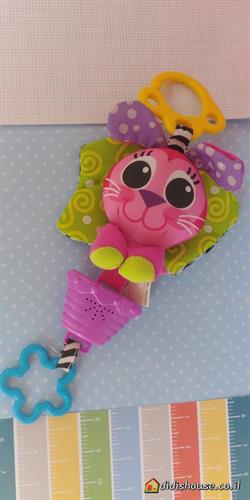 ארנבון רך,צעצוע תינוקות לעגלה/לסלקל מעודד הושטת ידיים ומנגן במשיכה.מבית פלייגרו