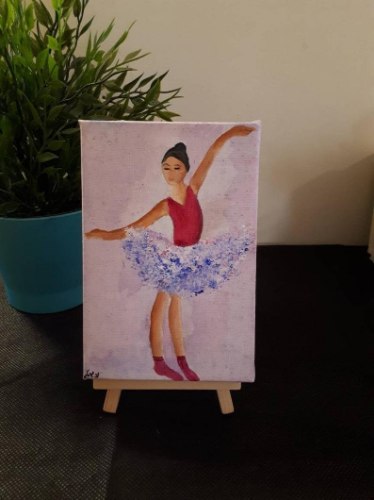 מיני רקדנית בסגול