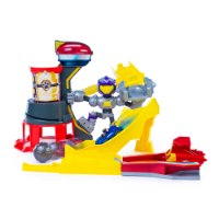 מסלול מכוניות עם מגדל גבוה מפרץ ההרפתקאות