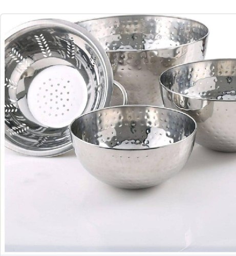 מארז קערות ומסננת נירוסטה מארז שלוש קערות + מסננת במראה תכשיט רקוע עשויות נירוסטה איכותית