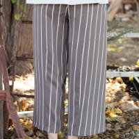 מכנסיים מדגם טרי מבד ויסקוזה עם דוגמה של פסים בצבע חום ושמנת