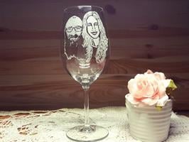 פורטרט של זוג חרוט בעבודת יד על כוס יין