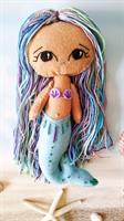 בובת בת ים עם סנפיר תכלת ושיער תכלת וסגול