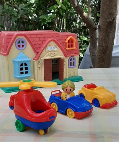 כלי תחבורה להרכבה ופירוק מפלסטיק מעוגל, מסוק ושתי מכוניות עם דמות סבתא שיכולים להושיב בפנים.