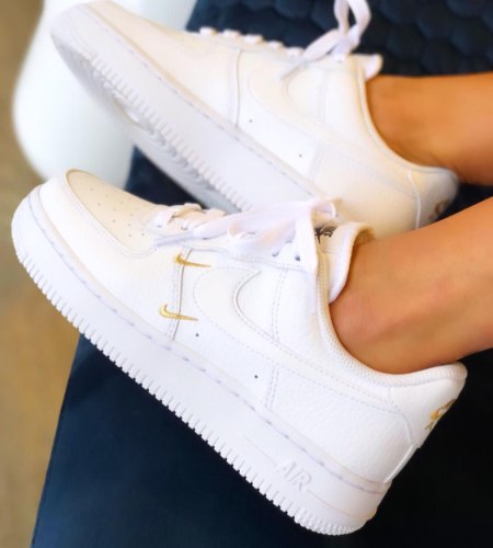 נעלי נשים NIKE AIR FORCE 1 07 ESS צבע לבן