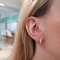 עגילי חישוק 1.3 סמ קטנים מזהב משובצים זרקונים