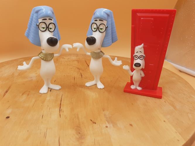 דמויות כלב מהסרט מר פיבודי ושרמן שתי דמויות מצריות עם ראש זז ודלת אחת שמאחוריה משחק השחלה