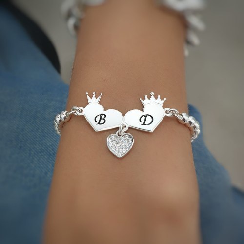 צמיד כדורים 4mm עם לבבות מחוברים עם כתרים וחריטה + לב משובץ דגם LA435