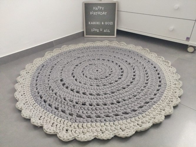 שטיח לחדר הילדים, שטיח סרוג, שטיח עגול , שטיח סרוג בצבעי אפור,שטיח סרוג דוגמת וינטאג', שטיח עגול ורך, שטיח לעיצוב הבית, שטיחים סרוגים, ריבי עיצובים סרוגים, שטיח דוגמת תחרה,