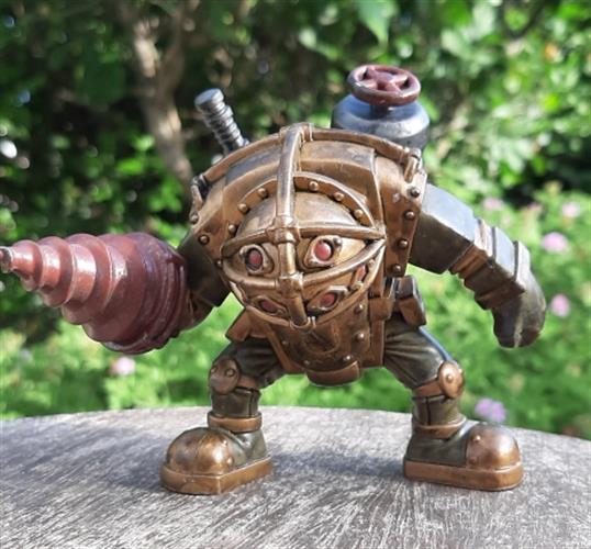 ביג דדי, דמות מהסדרה ביו שופ, 2017take two, interactive software inc, כ 10 סמ גובה, פריט אספנות נדיר במצב מעולה